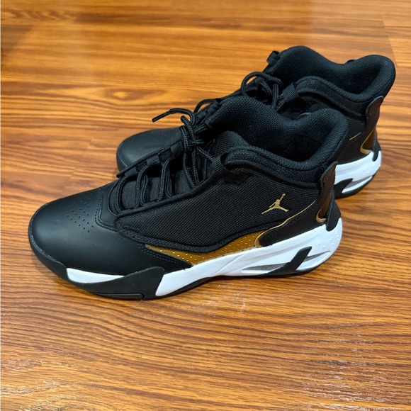 Nike Kids Sneakers Black and Gold - Picture 1 of 5